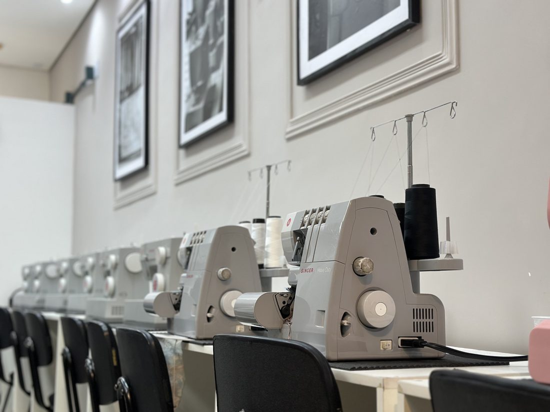 Sala de aula equipada com máquinas profissionais